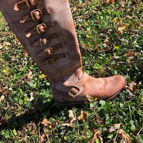 Frye Veronica belted tall chocolate - Picture 4 of 6